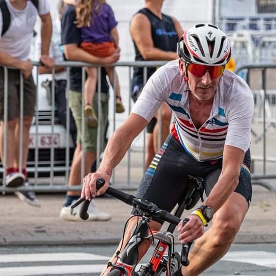 Jan Verroest in actie op de fiets tijdens een triatlon